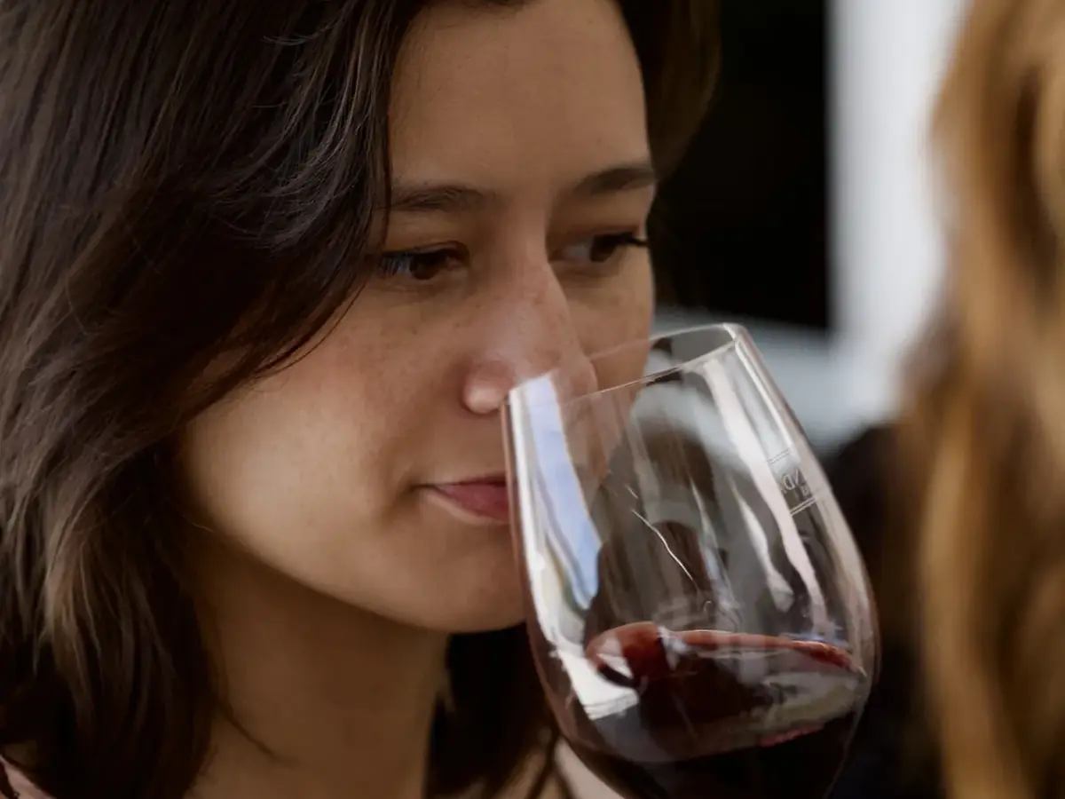 Guests learning wine tasting techniques during a guided tasting in Setúbal, Portugal